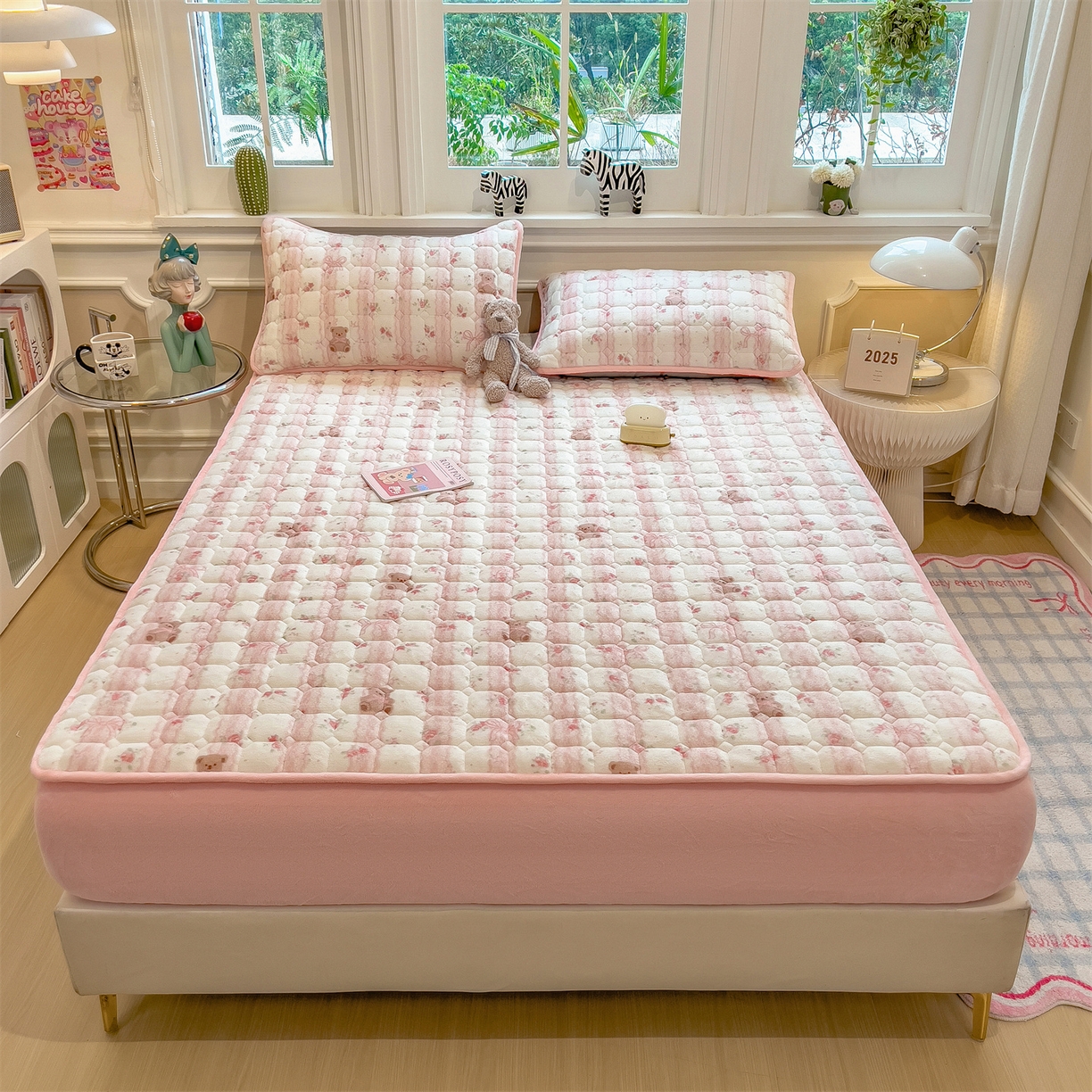 91家纺网 家纺一手货源 找家纺 布卢姆床垫 2025新款A类抗菌印花牛奶绒夹棉床笠 粉粉蕾丝熊