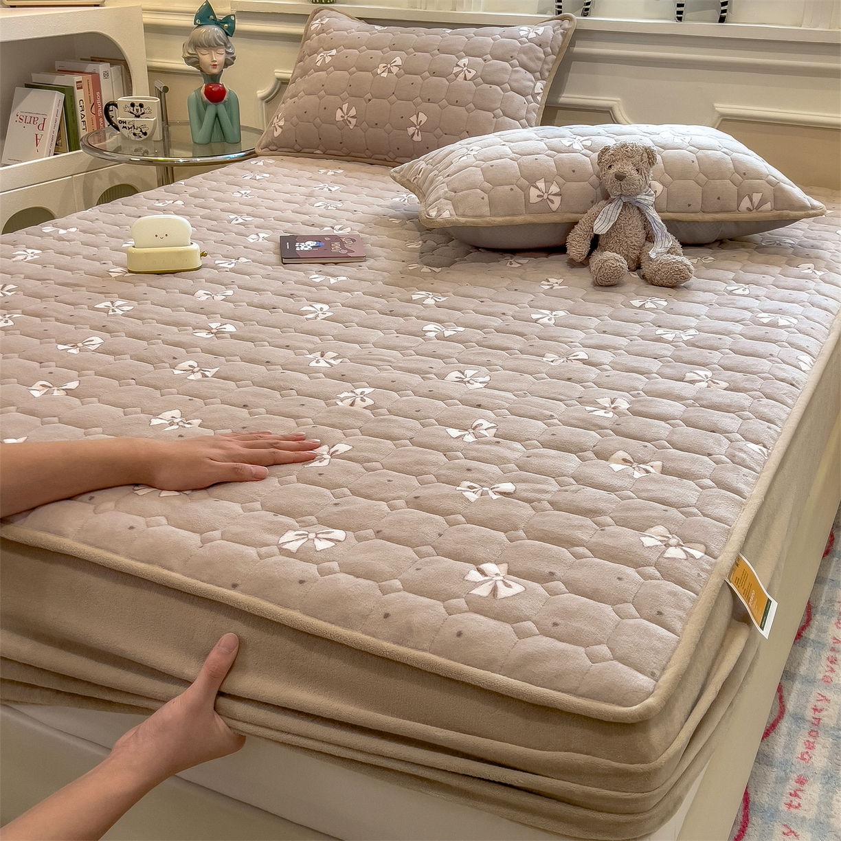 91家纺网 家纺一手货源 找家纺 （总）布卢姆床垫 2025新款A类抗菌印花牛奶绒夹棉床笠