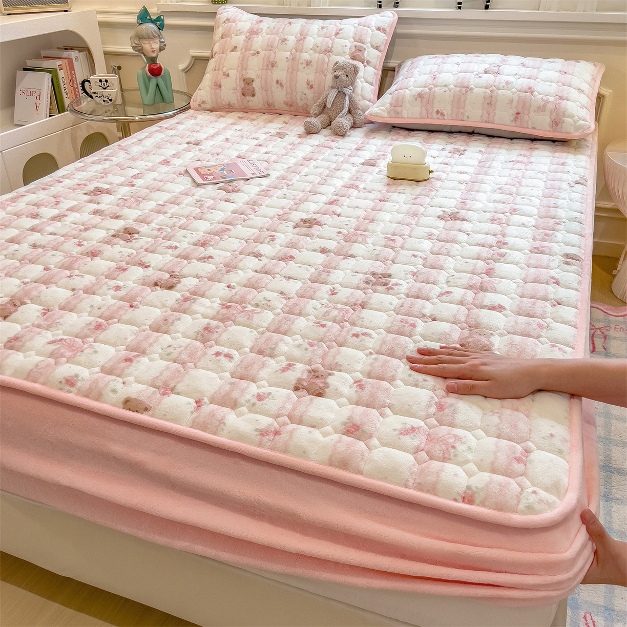 91家纺网 家纺一手货源 找家纺 布卢姆床垫 2025新款A类抗菌印花牛奶绒夹棉床笠 粉粉蕾丝熊