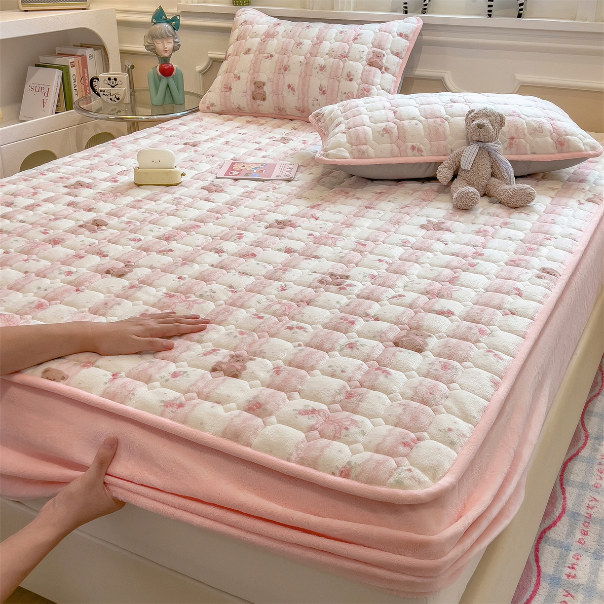 91家纺网 家纺一手货源 找家纺 布卢姆床垫 2025新款A类抗菌印花牛奶绒夹棉床笠 粉粉蕾丝熊