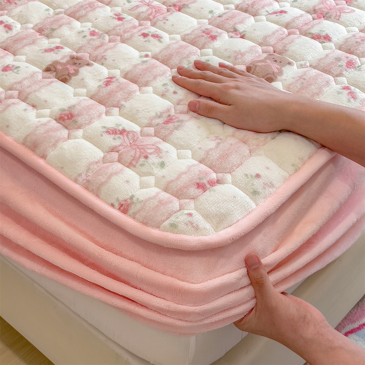 91家纺网 家纺一手货源 找家纺 布卢姆床垫 2025新款A类抗菌印花牛奶绒夹棉床笠 粉粉蕾丝熊