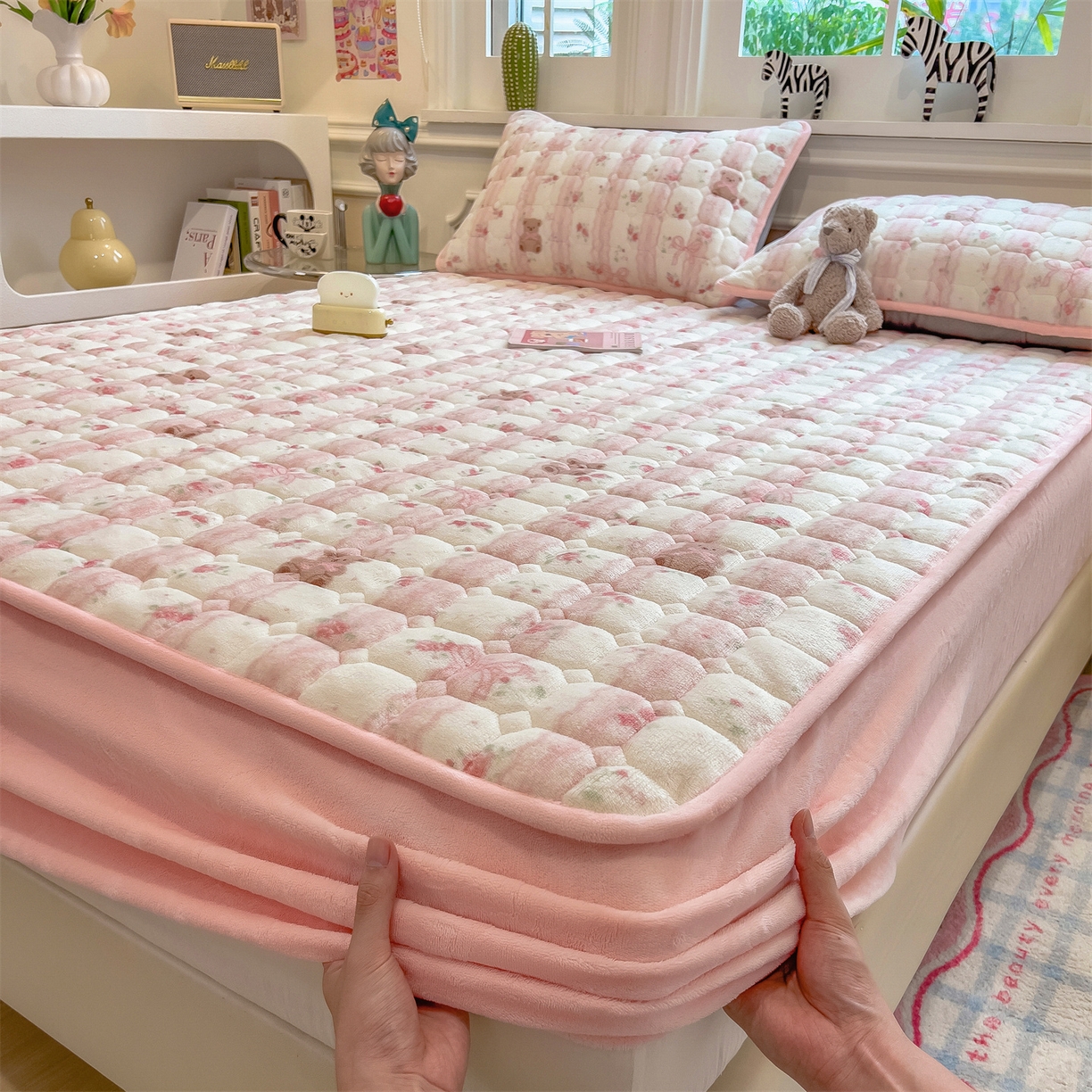 91家纺网 家纺一手货源 找家纺 布卢姆床垫 2025新款A类抗菌印花牛奶绒夹棉床笠 粉粉蕾丝熊