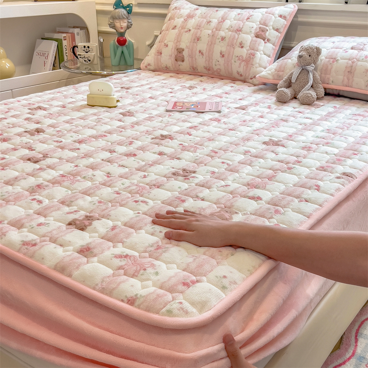 91家纺网 家纺一手货源 找家纺 布卢姆床垫 2025新款A类抗菌印花牛奶绒夹棉床笠 粉粉蕾丝熊