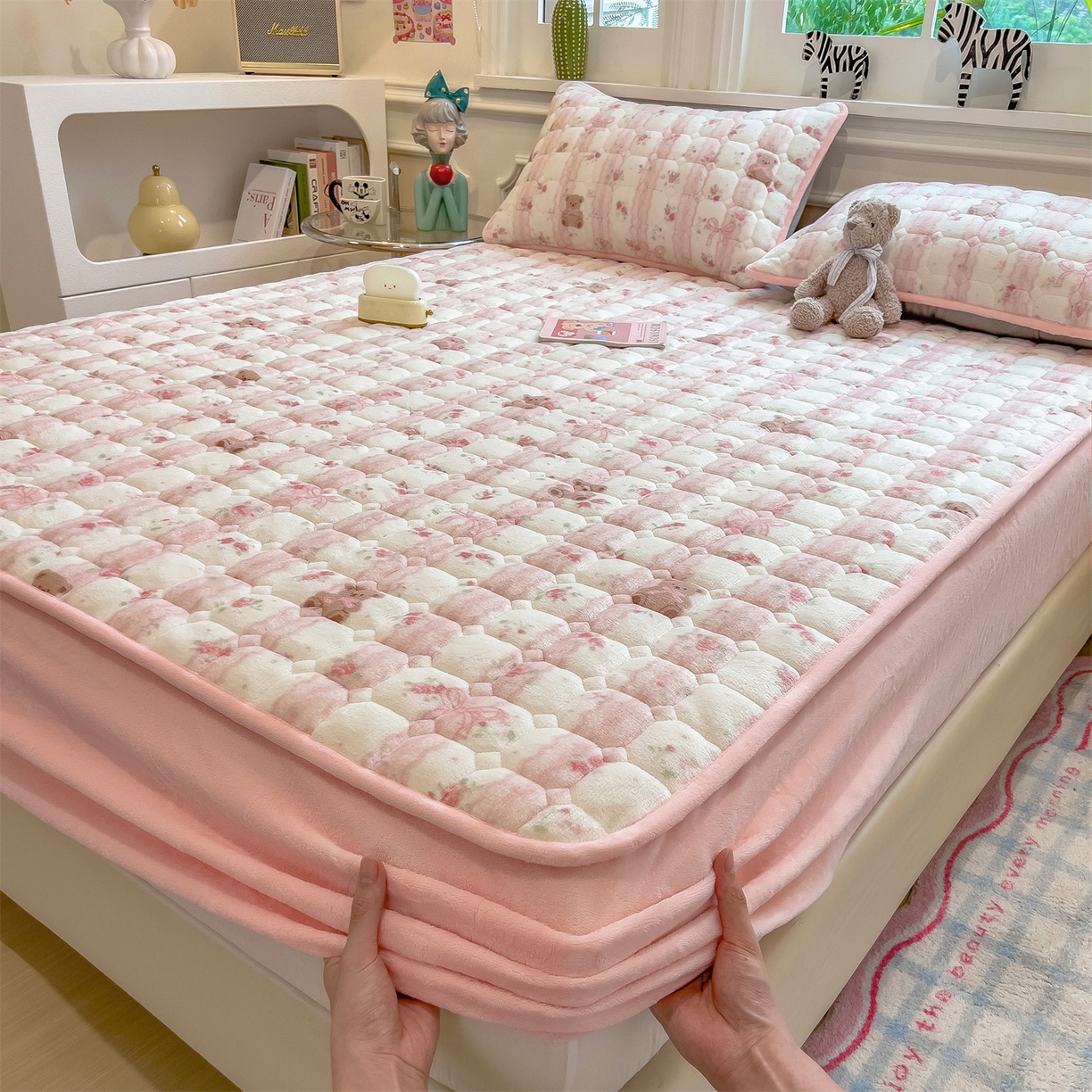 91家纺网 家纺一手货源 找家纺 布卢姆床垫 2025新款A类抗菌印花牛奶绒夹棉床笠 粉粉蕾丝熊