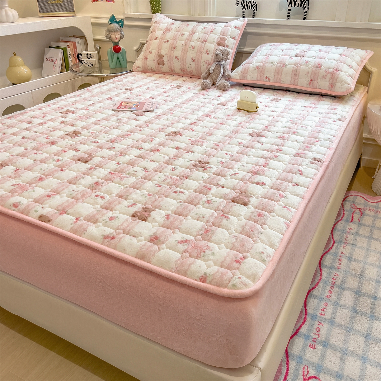 91家纺网 家纺一手货源 找家纺 布卢姆床垫 2025新款A类抗菌印花牛奶绒夹棉床笠 粉粉蕾丝熊