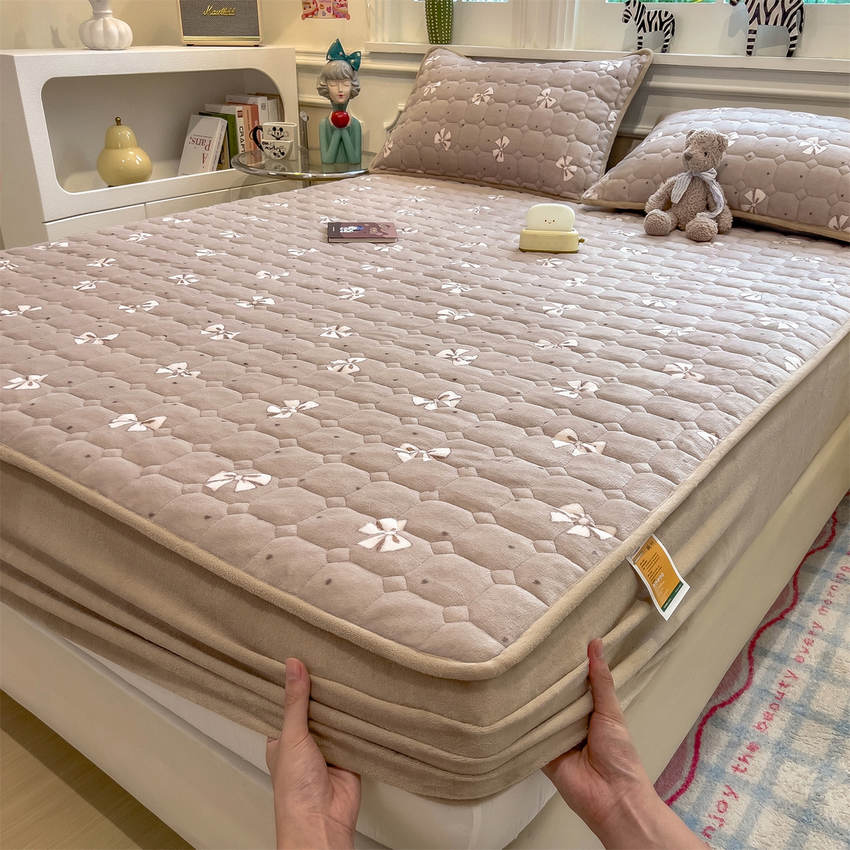 91家纺网 家纺一手货源 找家纺 布卢姆床垫 2025新款A类抗菌印花牛奶绒夹棉床笠 爱如星尘