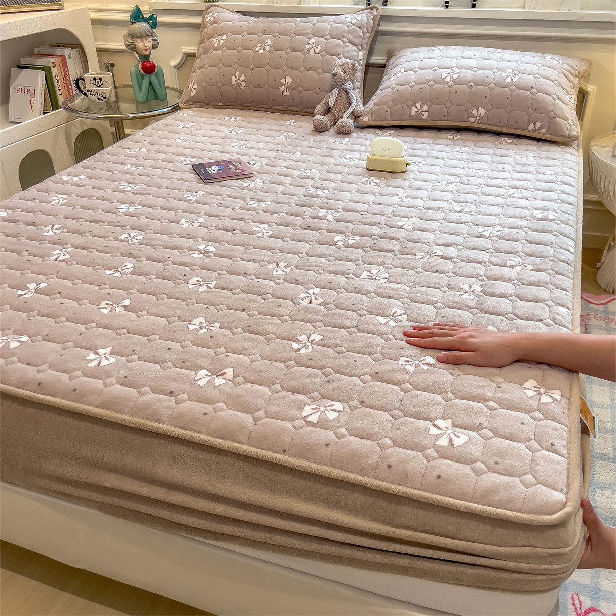 91家纺网 家纺一手货源 找家纺 （总）布卢姆床垫 2025新款A类抗菌印花牛奶绒夹棉床笠