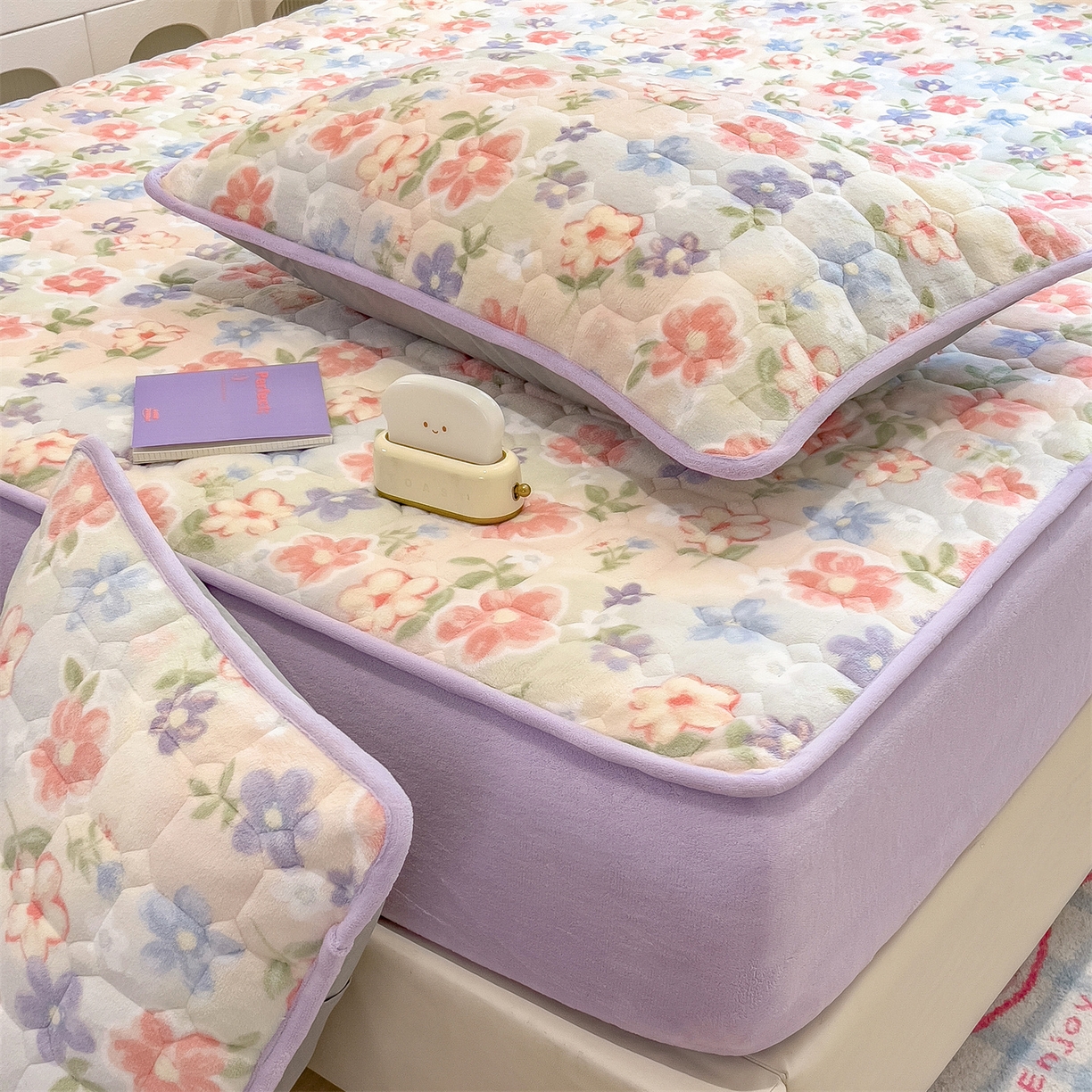 91家纺网 家纺一手货源 找家纺 布卢姆床垫 2025新款A类抗菌印花牛奶绒夹棉床笠 春暖花开