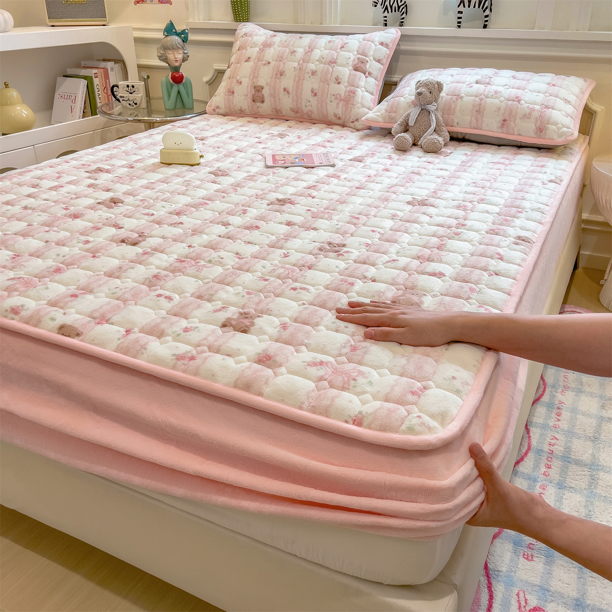 91家纺网 家纺一手货源 找家纺 布卢姆床垫 2025新款A类抗菌印花牛奶绒夹棉床笠 粉粉蕾丝熊