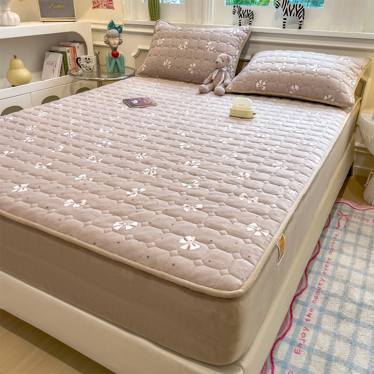 91家纺网 家纺一手货源 找家纺 （总）布卢姆床垫 2025新款A类抗菌印花牛奶绒夹棉床笠