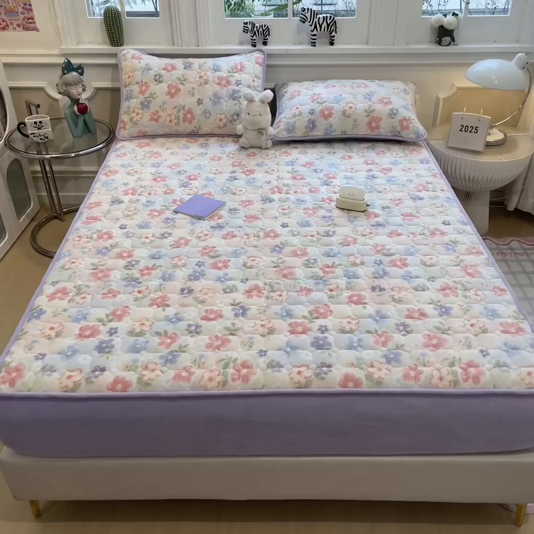 91家纺网 家纺一手货源 找家纺 布卢姆床垫 2025新款A类抗菌印花牛奶绒夹棉床笠 春暖花开