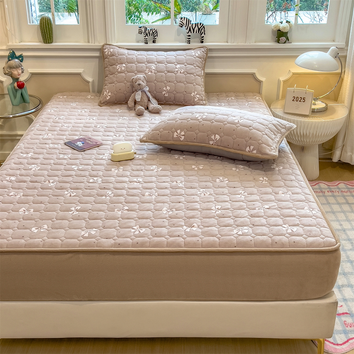 91家纺网 家纺一手货源 找家纺 布卢姆床垫 2025新款A类抗菌印花牛奶绒夹棉床笠 爱如星尘