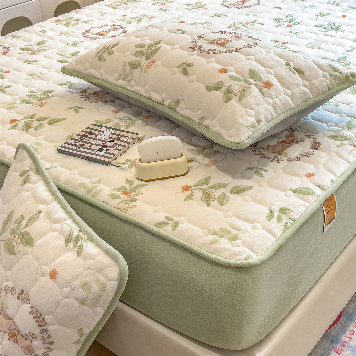 91家纺网 家纺一手货源 找家纺 布卢姆床垫 2025新款A类抗菌印花牛奶绒夹棉床笠 叶畔兔语