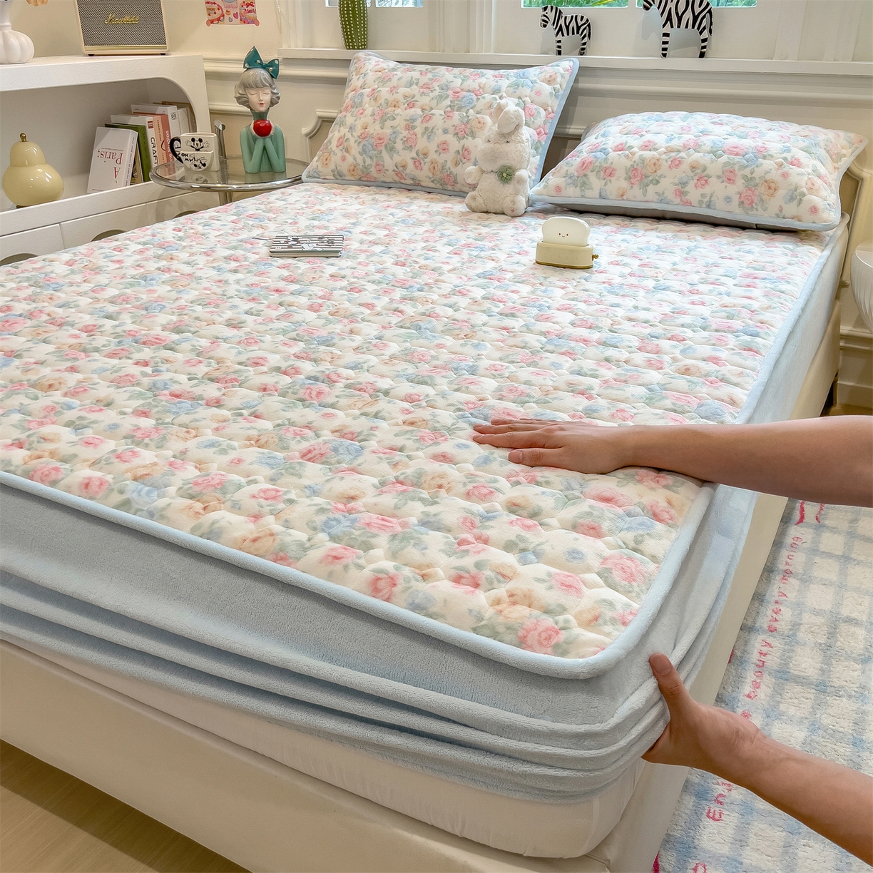 91家纺网 家纺一手货源 找家纺 布卢姆床垫 2025新款A类抗菌印花牛奶绒夹棉床笠 花在云端