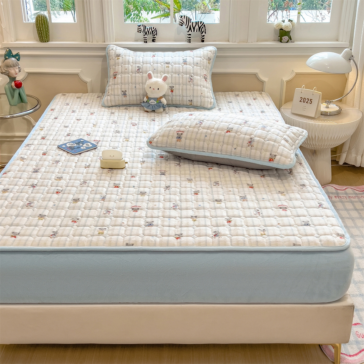 91家纺网 家纺一手货源 找家纺 布卢姆床垫 2025新款A类抗菌印花牛奶绒夹棉床笠 飞天小象