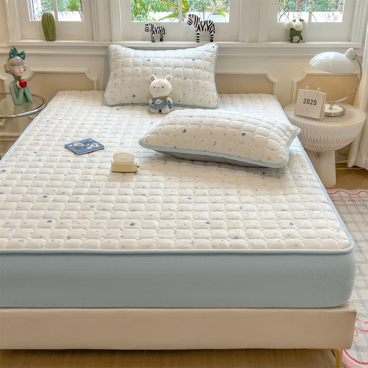 91家纺网 家纺一手货源 找家纺 布卢姆床垫 2025新款A类抗菌印花牛奶绒夹棉床笠 蓝色星光