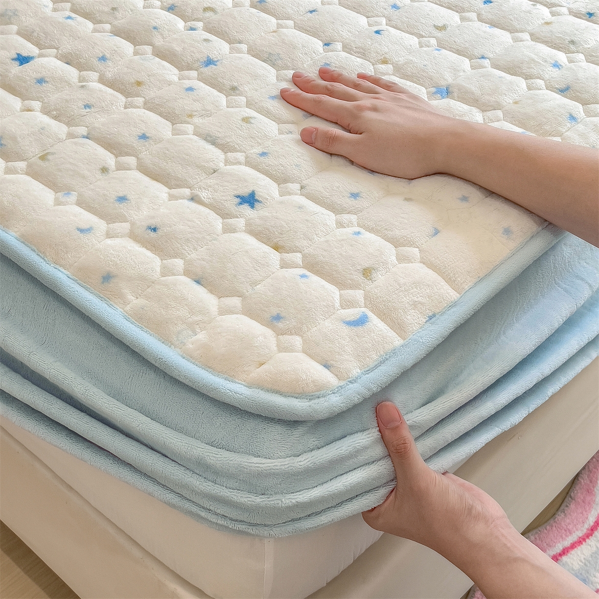 91家纺网 家纺一手货源 找家纺 布卢姆床垫 2025新款A类抗菌印花牛奶绒夹棉床笠 蓝色星光