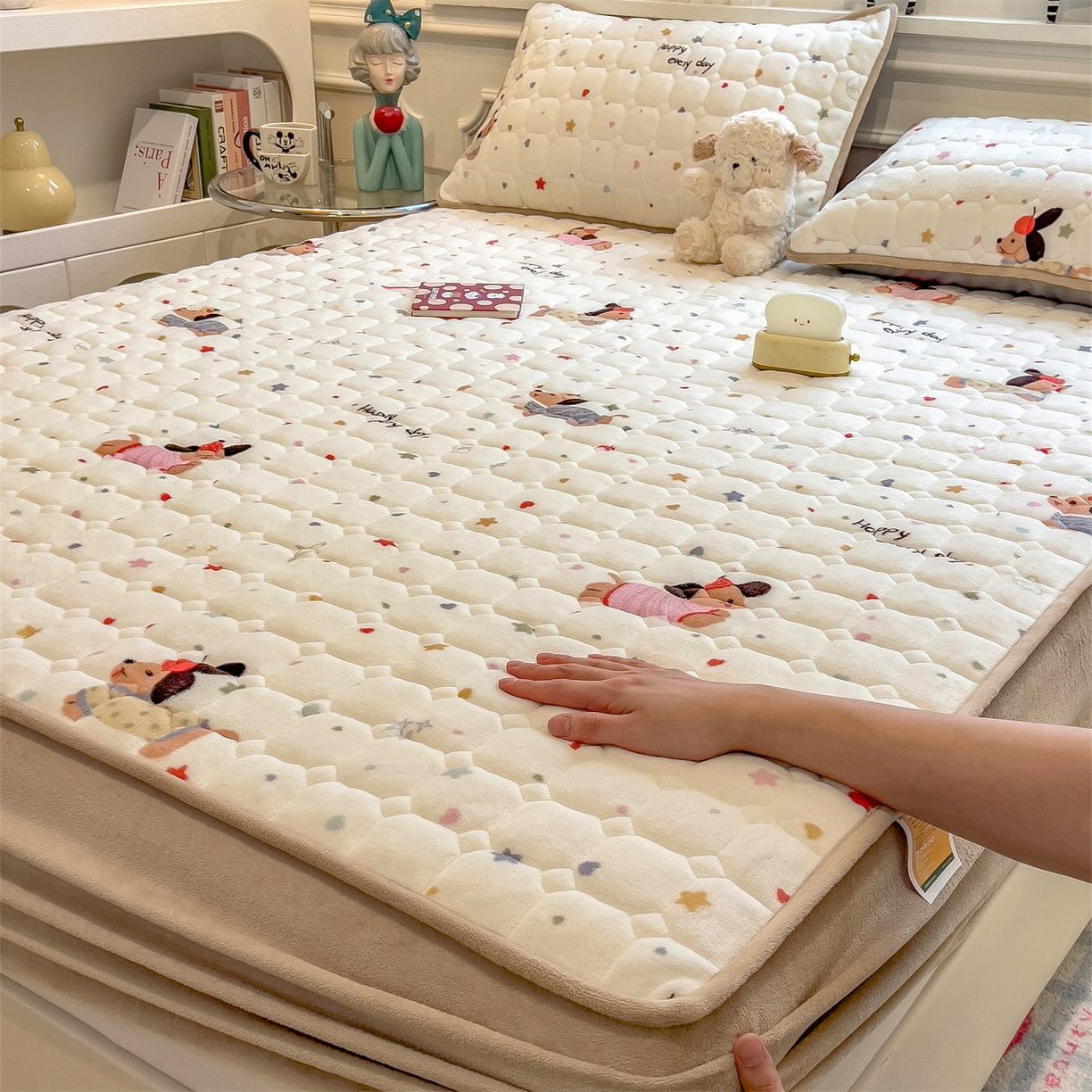 91家纺网 家纺一手货源 找家纺 布卢姆床垫 2025新款A类抗菌印花牛奶绒夹棉床笠 童趣星海