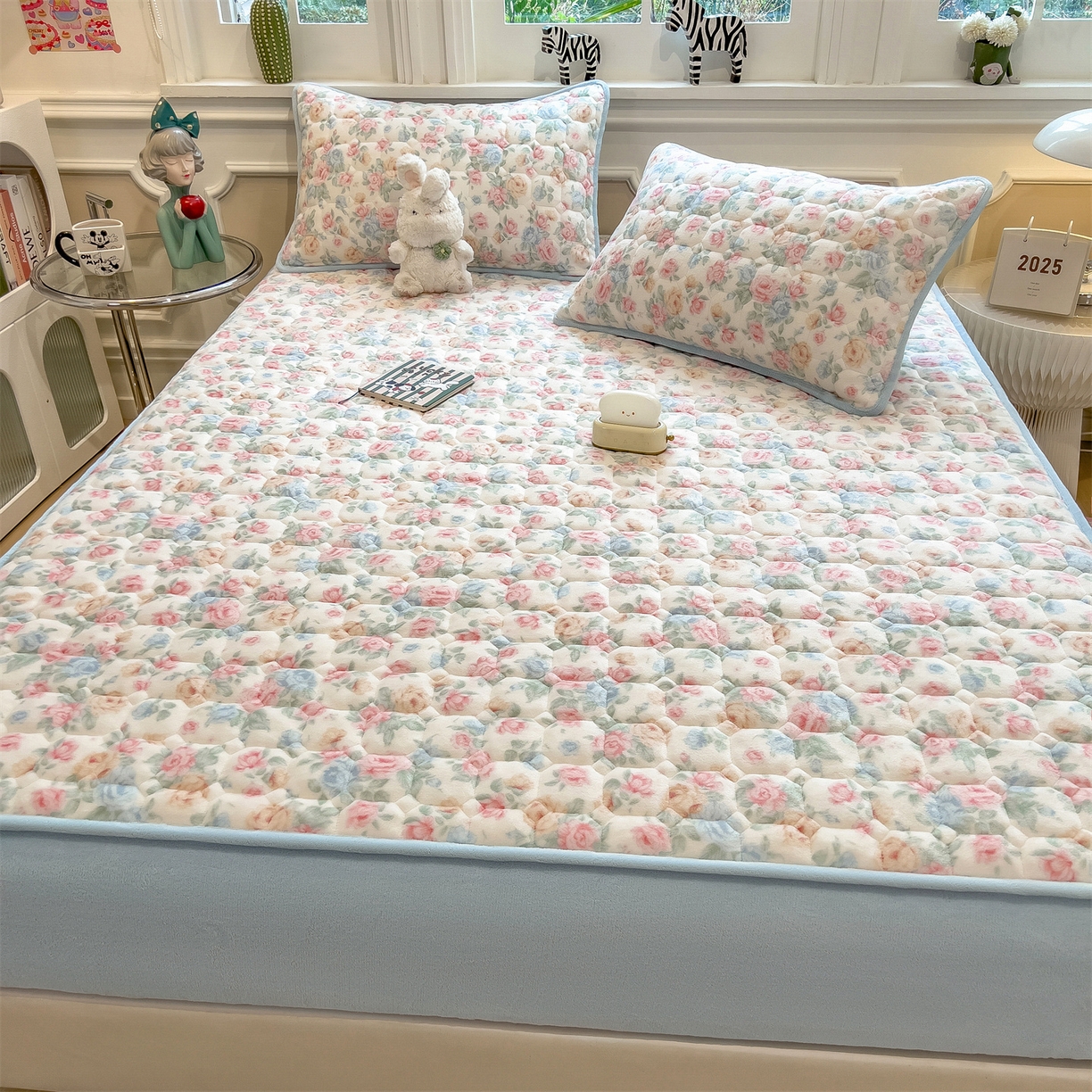 91家纺网 家纺一手货源 找家纺 布卢姆床垫 2025新款A类抗菌印花牛奶绒夹棉床笠 花在云端