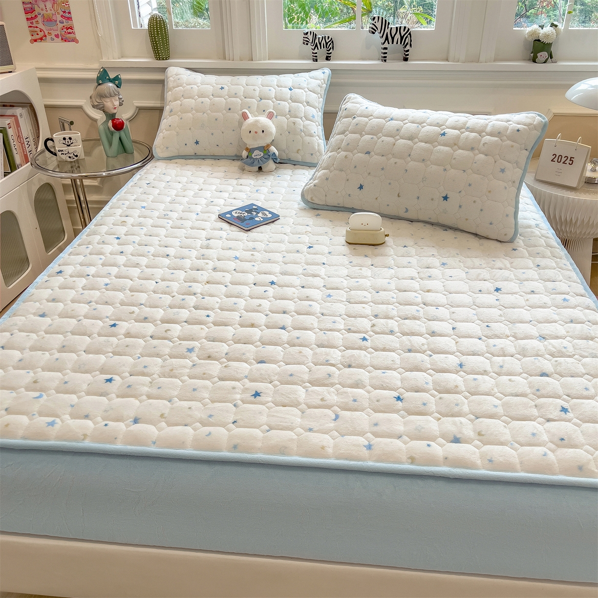 91家纺网 家纺一手货源 找家纺 布卢姆床垫 2025新款A类抗菌印花牛奶绒夹棉床笠 蓝色星光