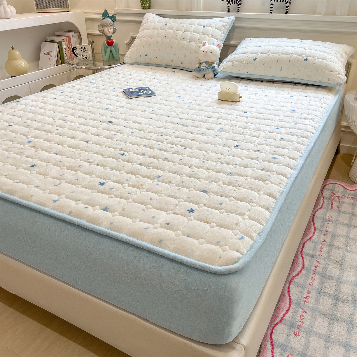 91家纺网 家纺一手货源 找家纺 布卢姆床垫 2025新款A类抗菌印花牛奶绒夹棉床笠 蓝色星光