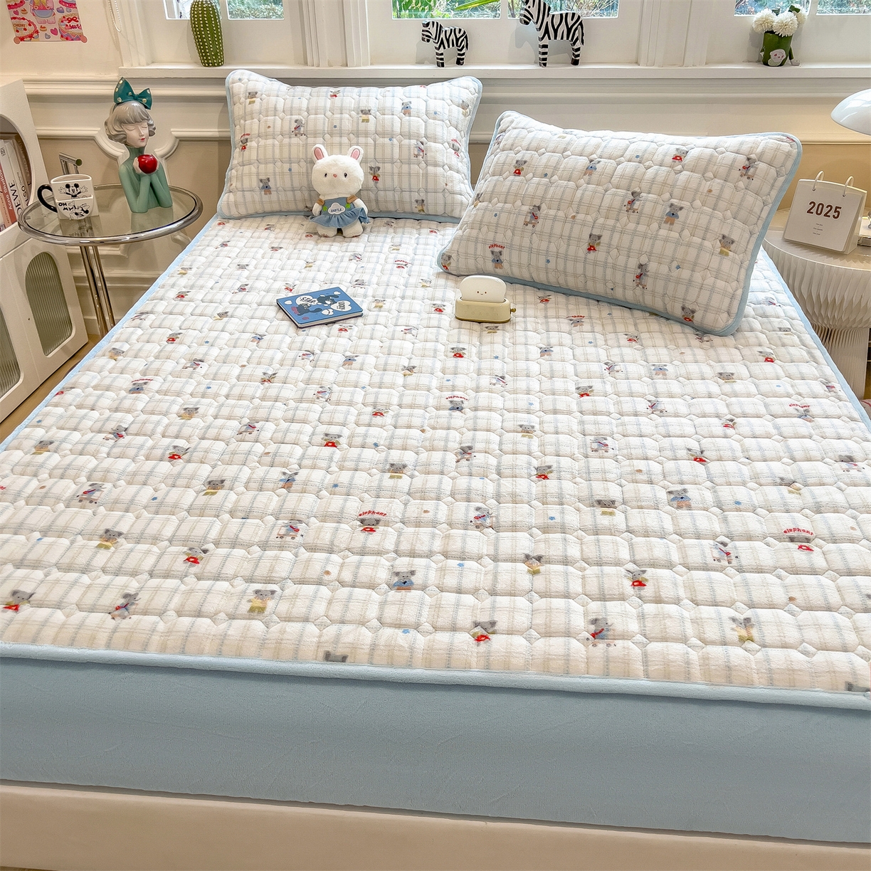 91家纺网 家纺一手货源 找家纺 布卢姆床垫 2025新款A类抗菌印花牛奶绒夹棉床笠 飞天小象