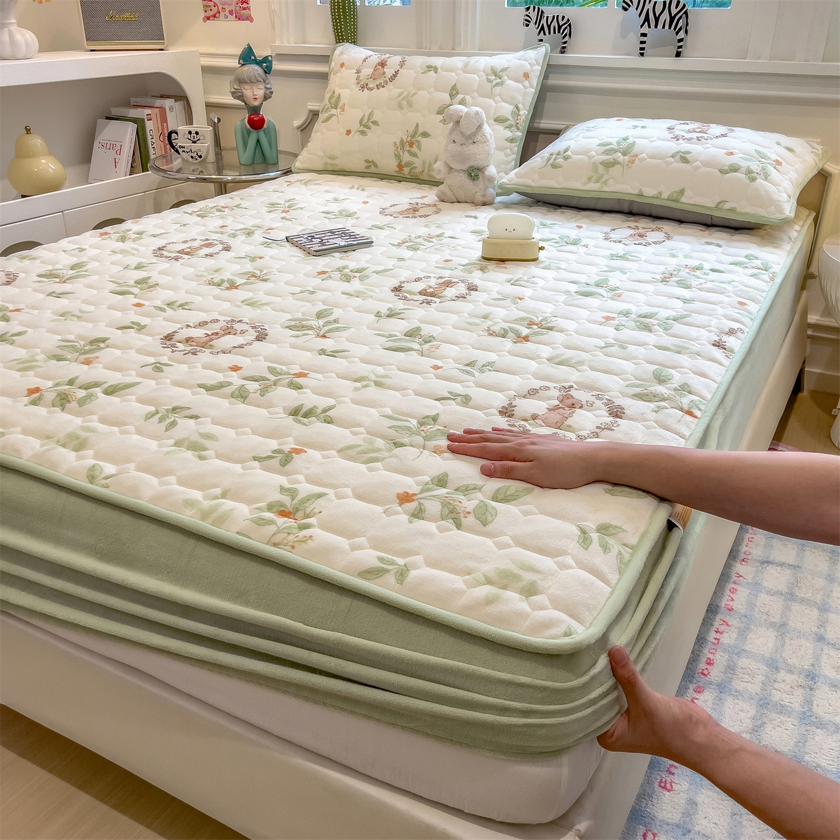 91家纺网 家纺一手货源 找家纺 布卢姆床垫 2025新款A类抗菌印花牛奶绒夹棉床笠 叶畔兔语