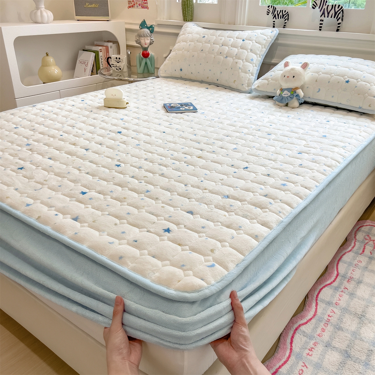 91家纺网 家纺一手货源 找家纺 布卢姆床垫 2025新款A类抗菌印花牛奶绒夹棉床笠 蓝色星光