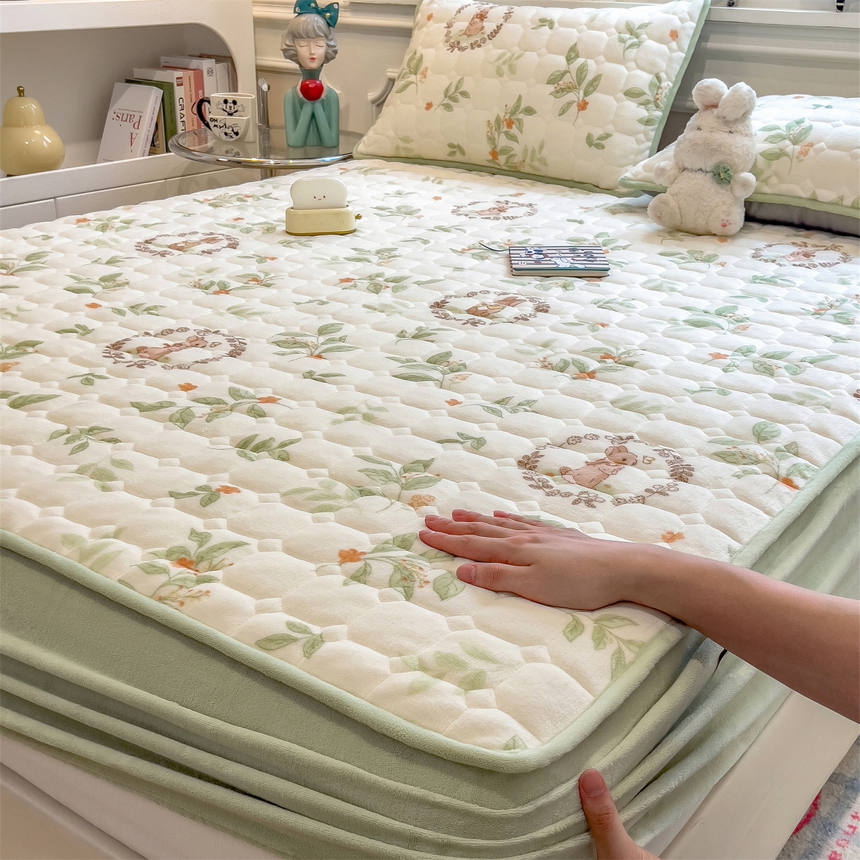 91家纺网 家纺一手货源 找家纺 布卢姆床垫 2025新款A类抗菌印花牛奶绒夹棉床笠 叶畔兔语