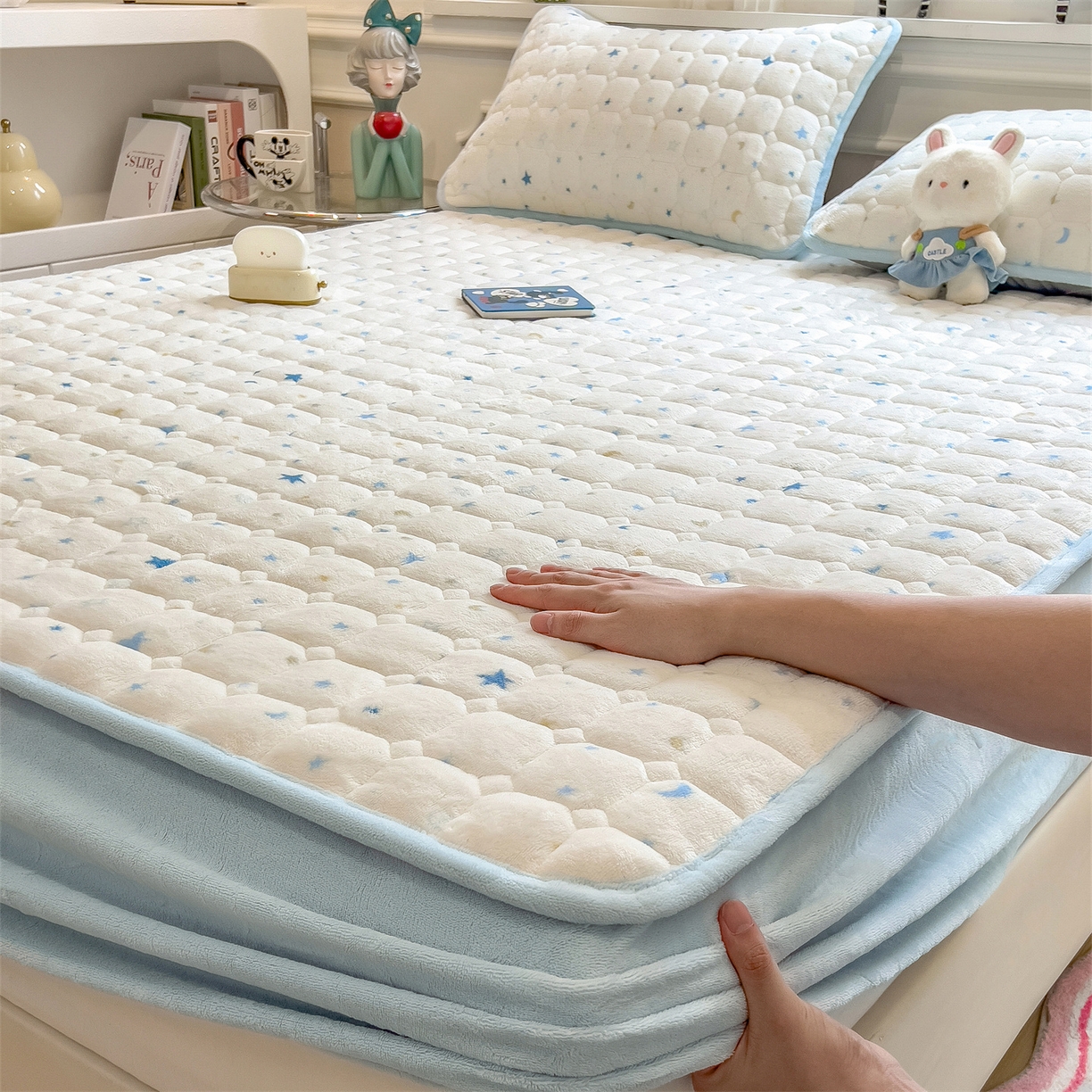 91家纺网 家纺一手货源 找家纺 布卢姆床垫 2025新款A类抗菌印花牛奶绒夹棉床笠 蓝色星光