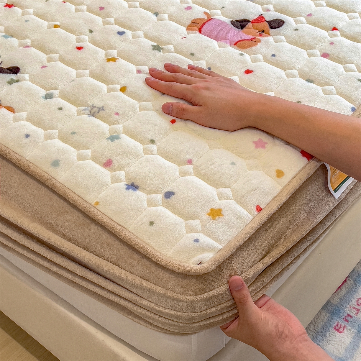 91家纺网 家纺一手货源 找家纺 布卢姆床垫 2025新款A类抗菌印花牛奶绒夹棉床笠 童趣星海