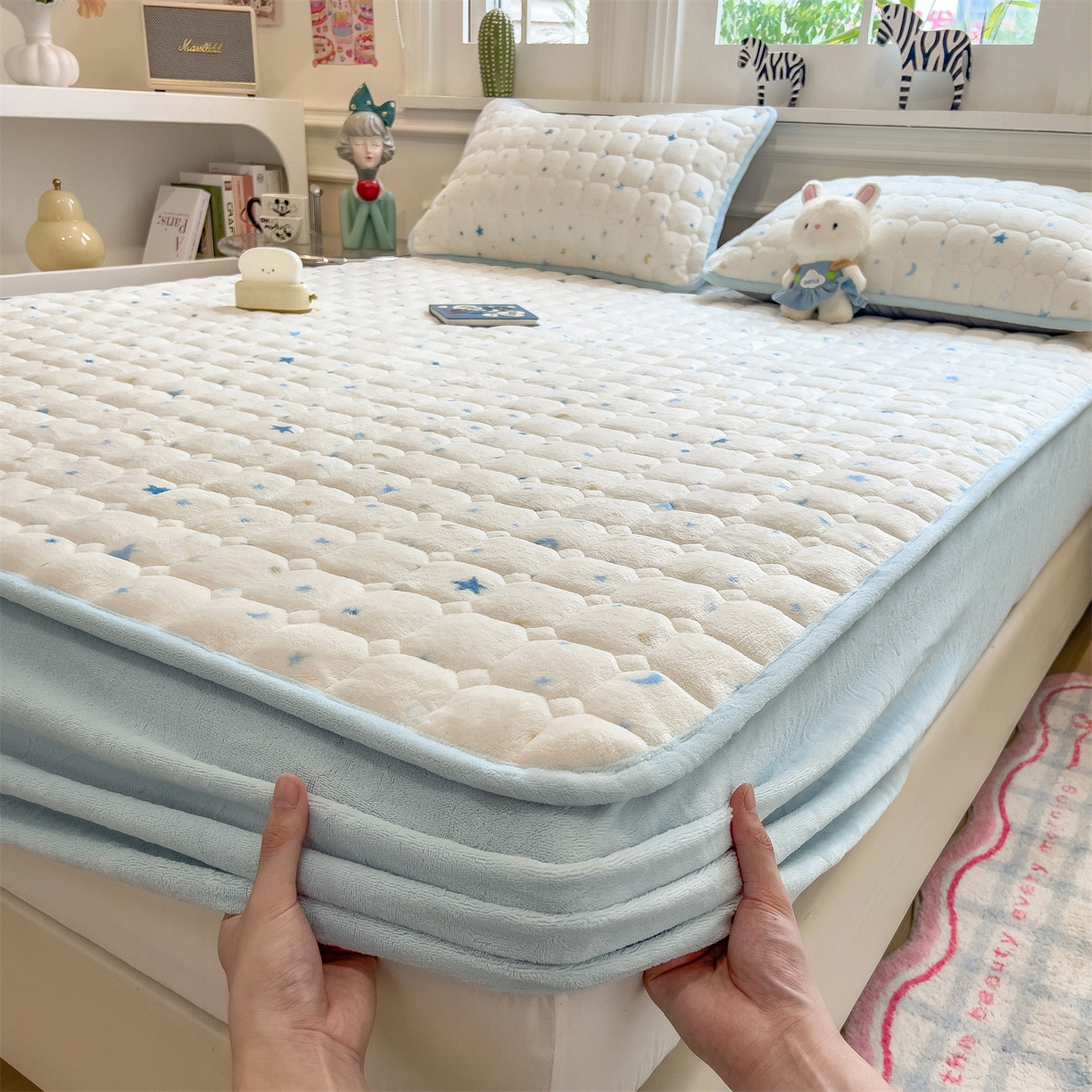 91家纺网 家纺一手货源 找家纺 布卢姆床垫 2025新款A类抗菌印花牛奶绒夹棉床笠 蓝色星光