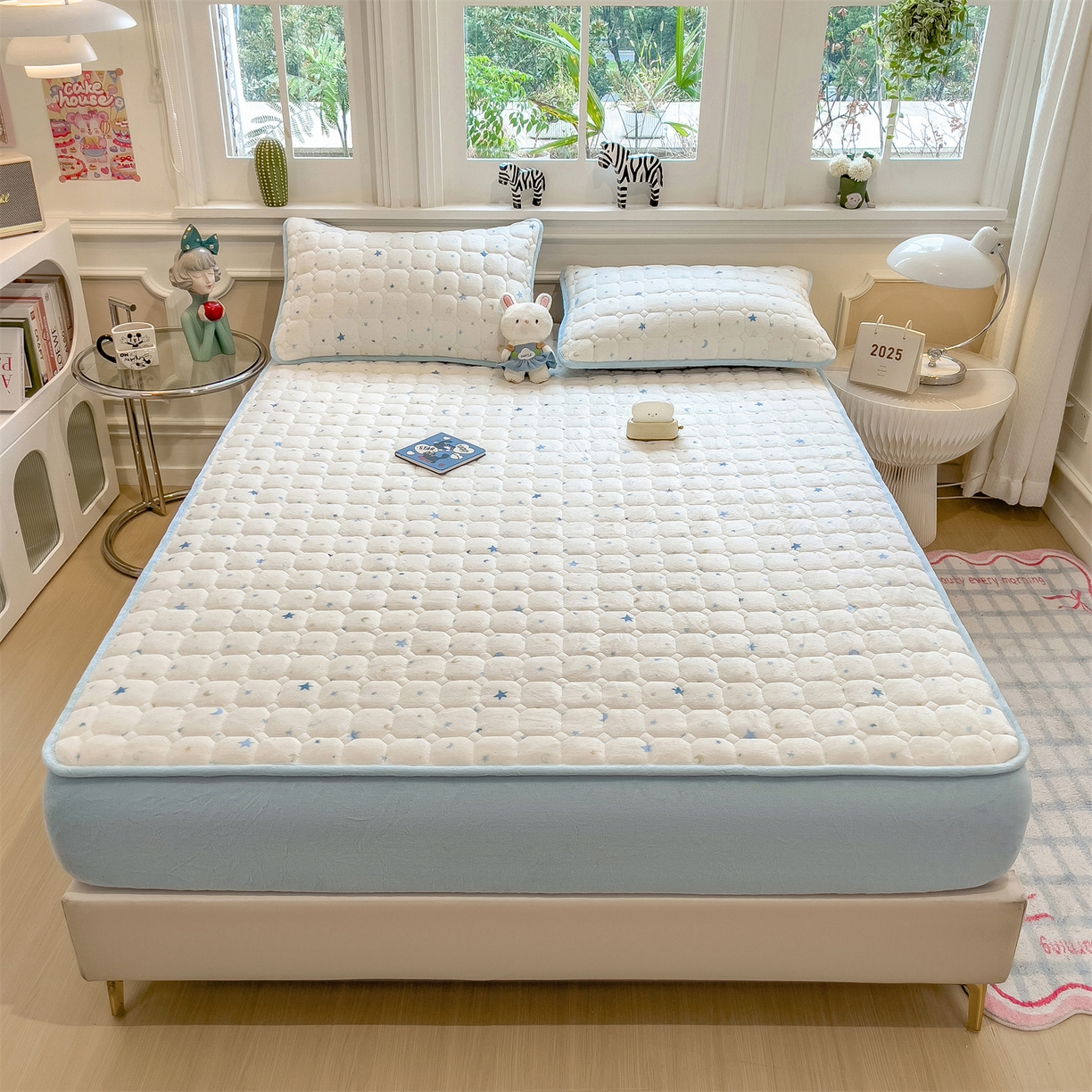 91家纺网 家纺一手货源 找家纺 布卢姆床垫 2025新款A类抗菌印花牛奶绒夹棉床笠 蓝色星光