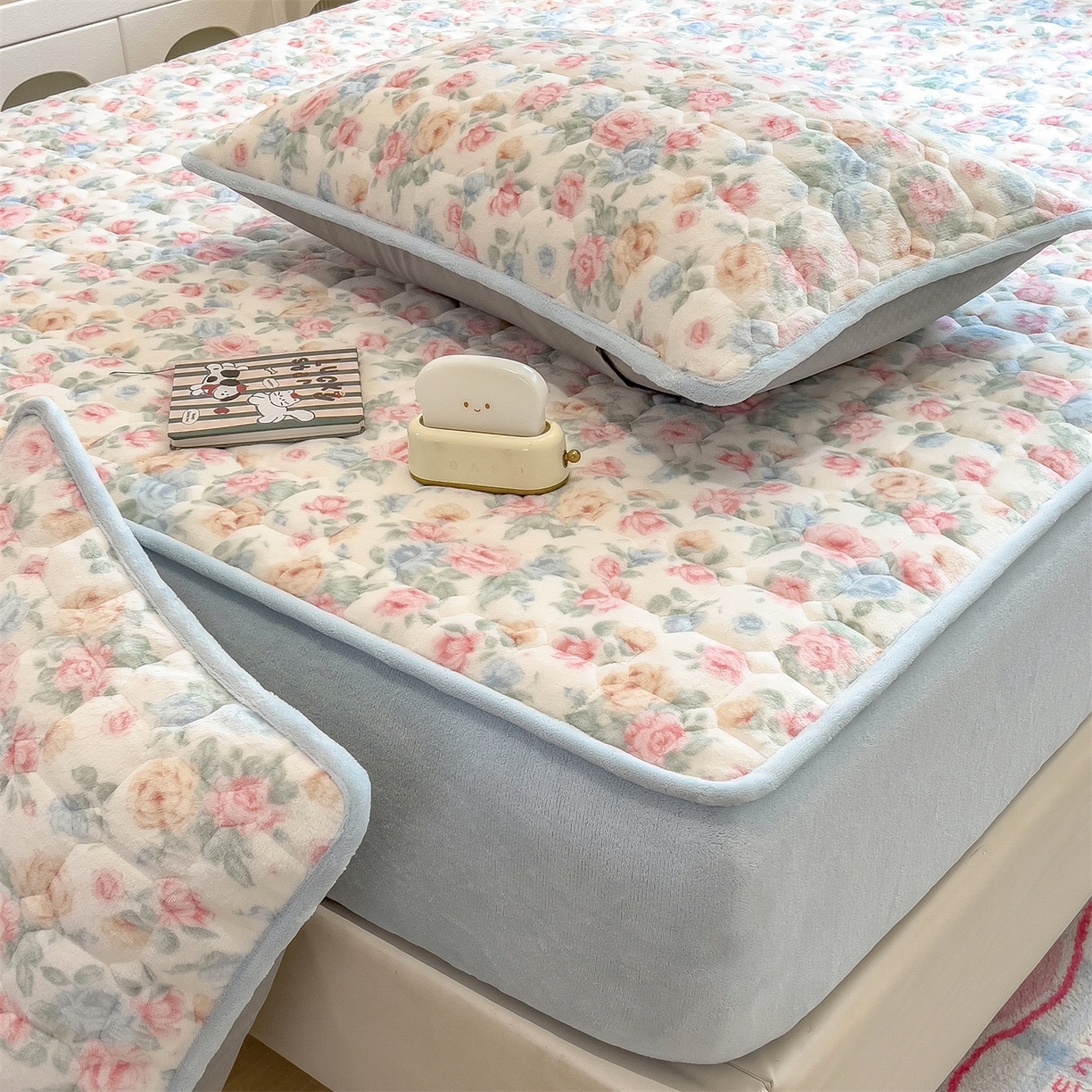 91家纺网 家纺一手货源 找家纺 布卢姆床垫 2025新款A类抗菌印花牛奶绒夹棉床笠 花在云端