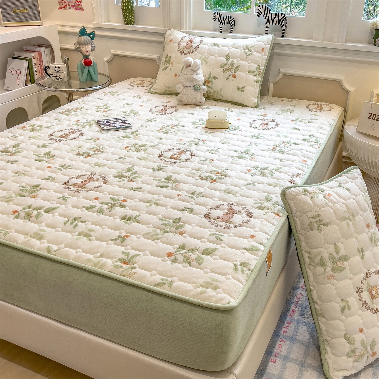 91家纺网 家纺一手货源 找家纺 布卢姆床垫 2025新款A类抗菌印花牛奶绒夹棉床笠 叶畔兔语