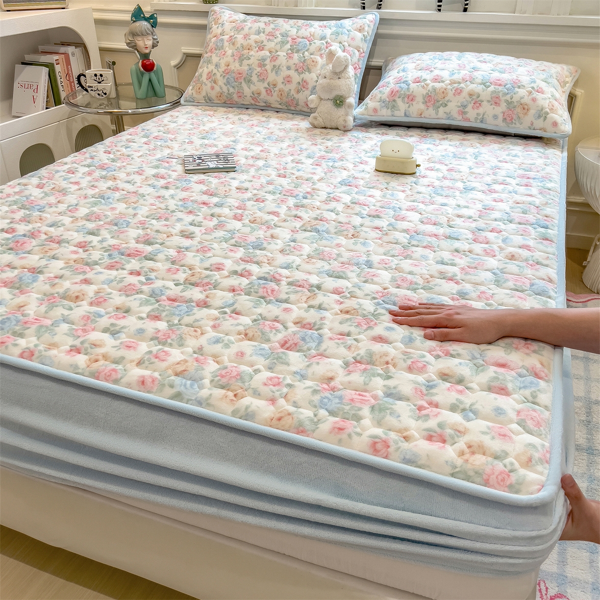 91家纺网 家纺一手货源 找家纺 布卢姆床垫 2025新款A类抗菌印花牛奶绒夹棉床笠 花在云端