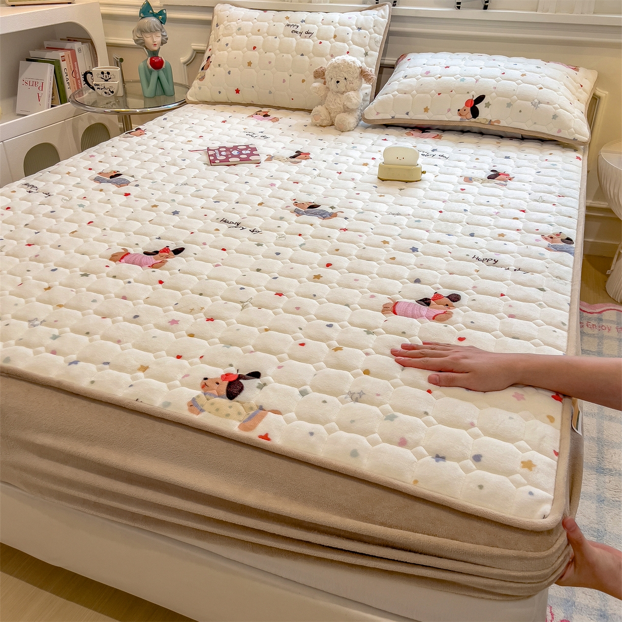 91家纺网 家纺一手货源 找家纺 布卢姆床垫 2025新款A类抗菌印花牛奶绒夹棉床笠 童趣星海