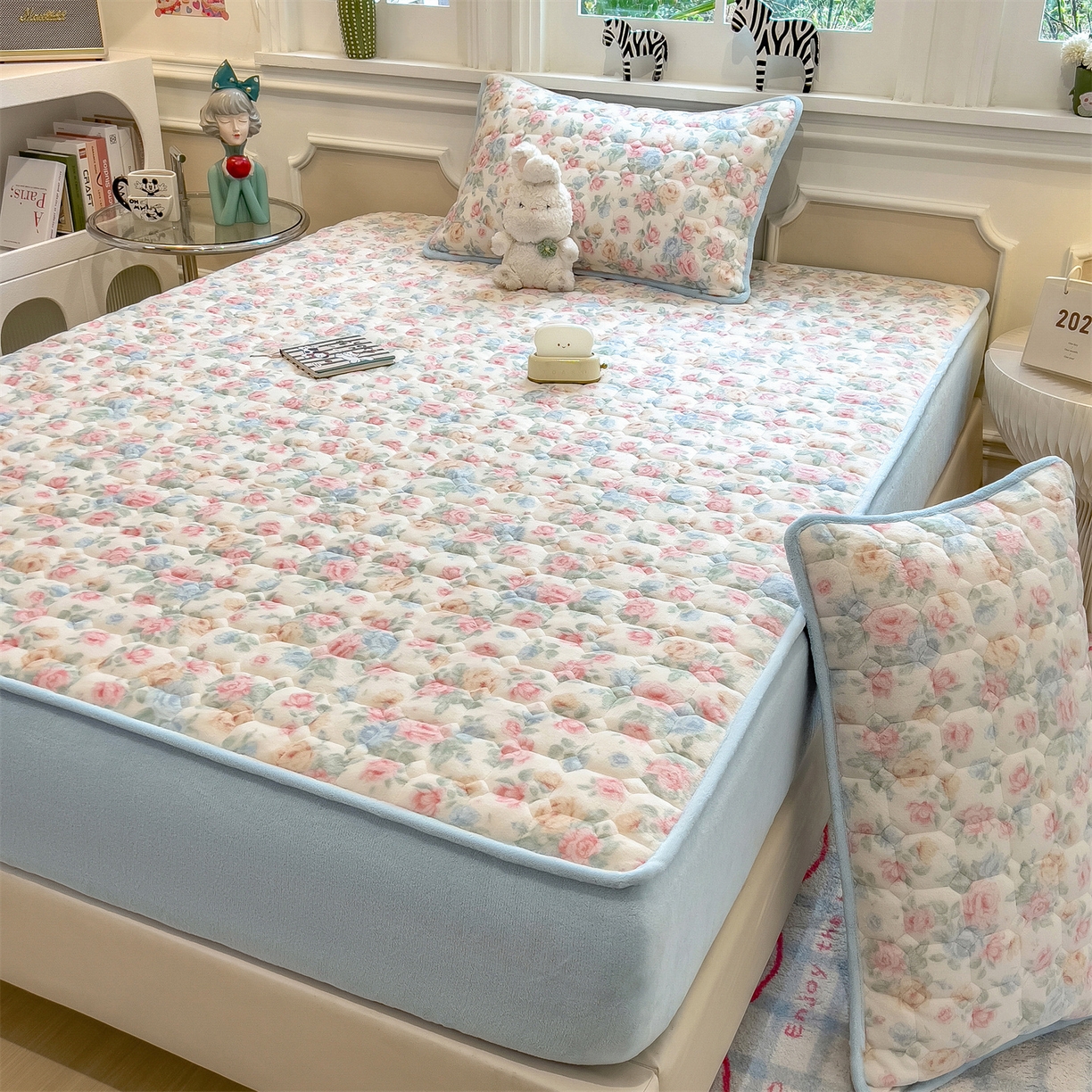 91家纺网 家纺一手货源 找家纺 布卢姆床垫 2025新款A类抗菌印花牛奶绒夹棉床笠 花在云端