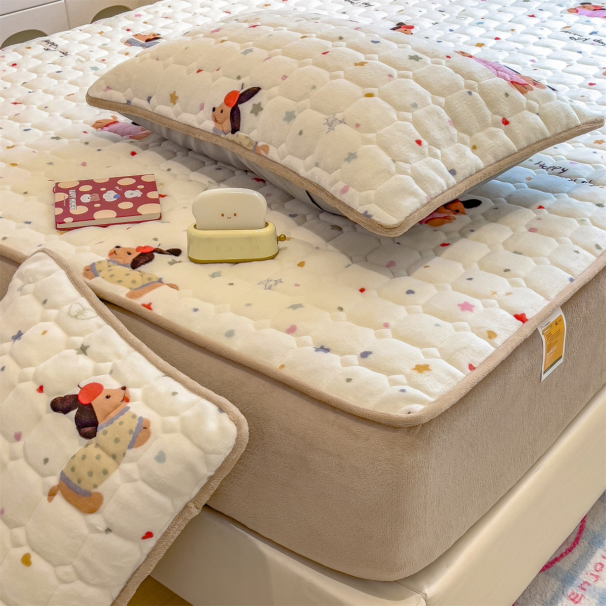 91家纺网 家纺一手货源 找家纺 布卢姆床垫 2025新款A类抗菌印花牛奶绒夹棉床笠 童趣星海