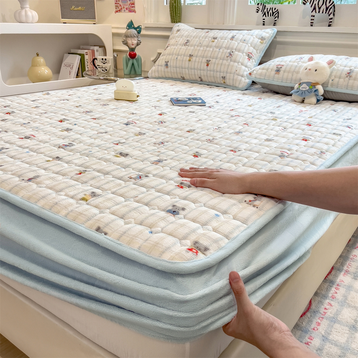 91家纺网 家纺一手货源 找家纺 布卢姆床垫 2025新款A类抗菌印花牛奶绒夹棉床笠 飞天小象