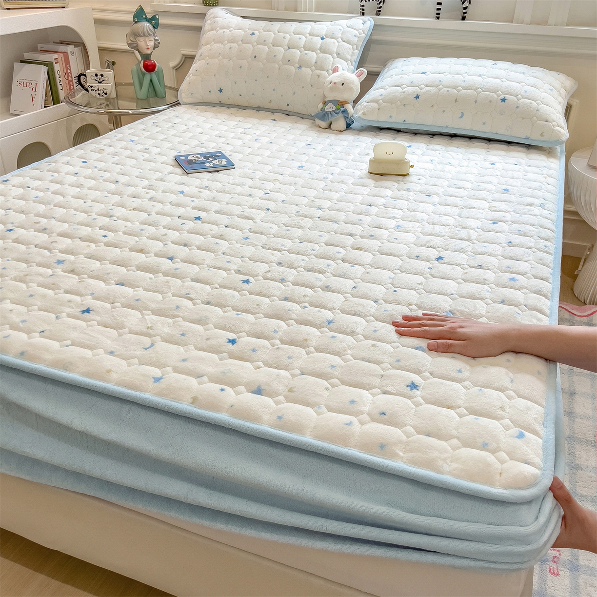 91家纺网 家纺一手货源 找家纺 布卢姆床垫 2025新款A类抗菌印花牛奶绒夹棉床笠 蓝色星光