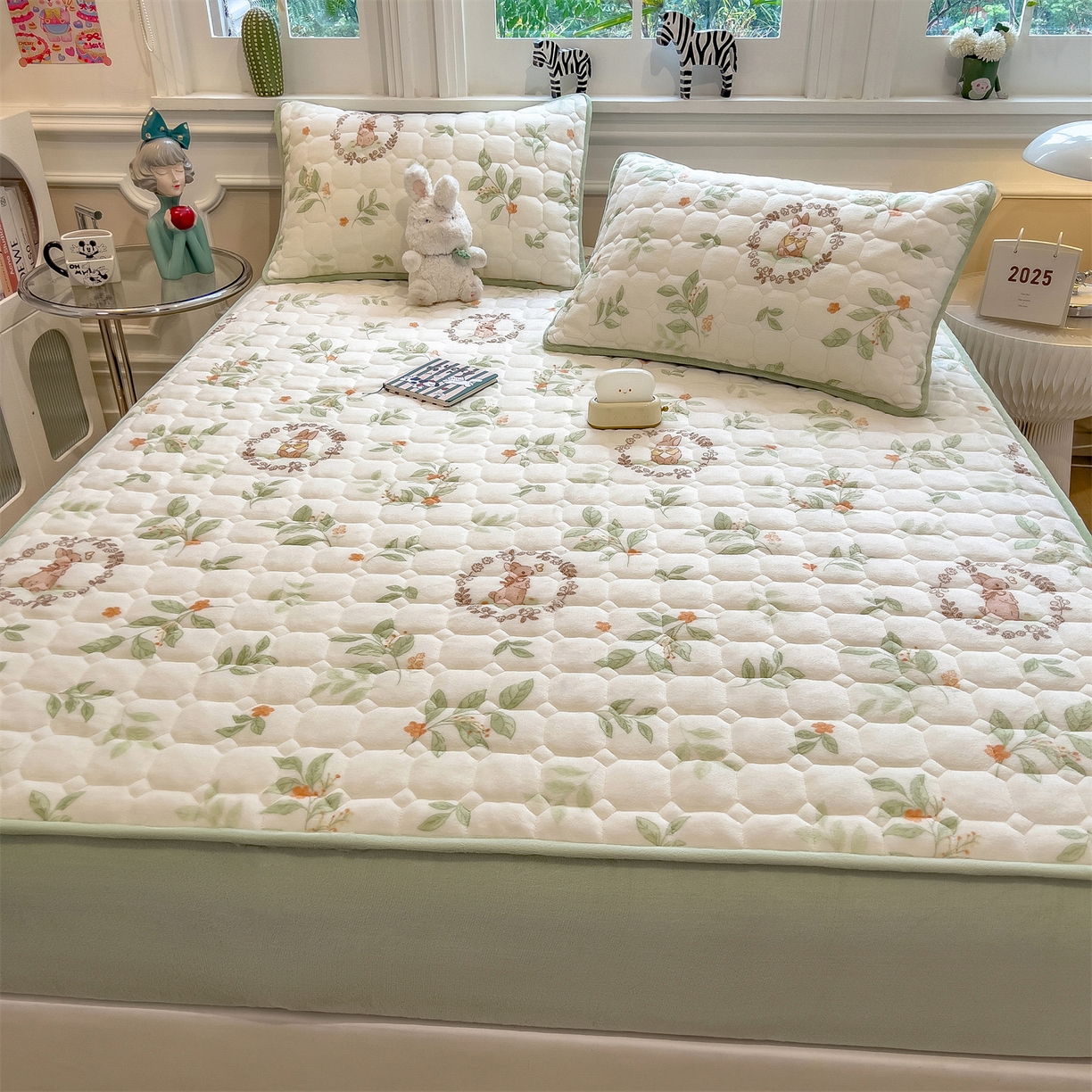 91家纺网 家纺一手货源 找家纺 布卢姆床垫 2025新款A类抗菌印花牛奶绒夹棉床笠 叶畔兔语