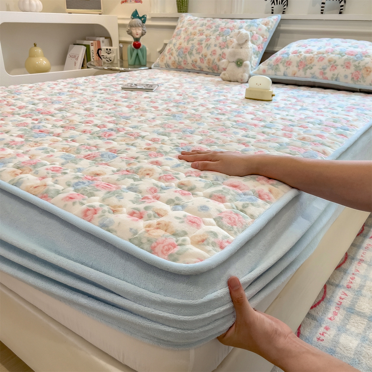 91家纺网 家纺一手货源 找家纺 布卢姆床垫 2025新款A类抗菌印花牛奶绒夹棉床笠 花在云端