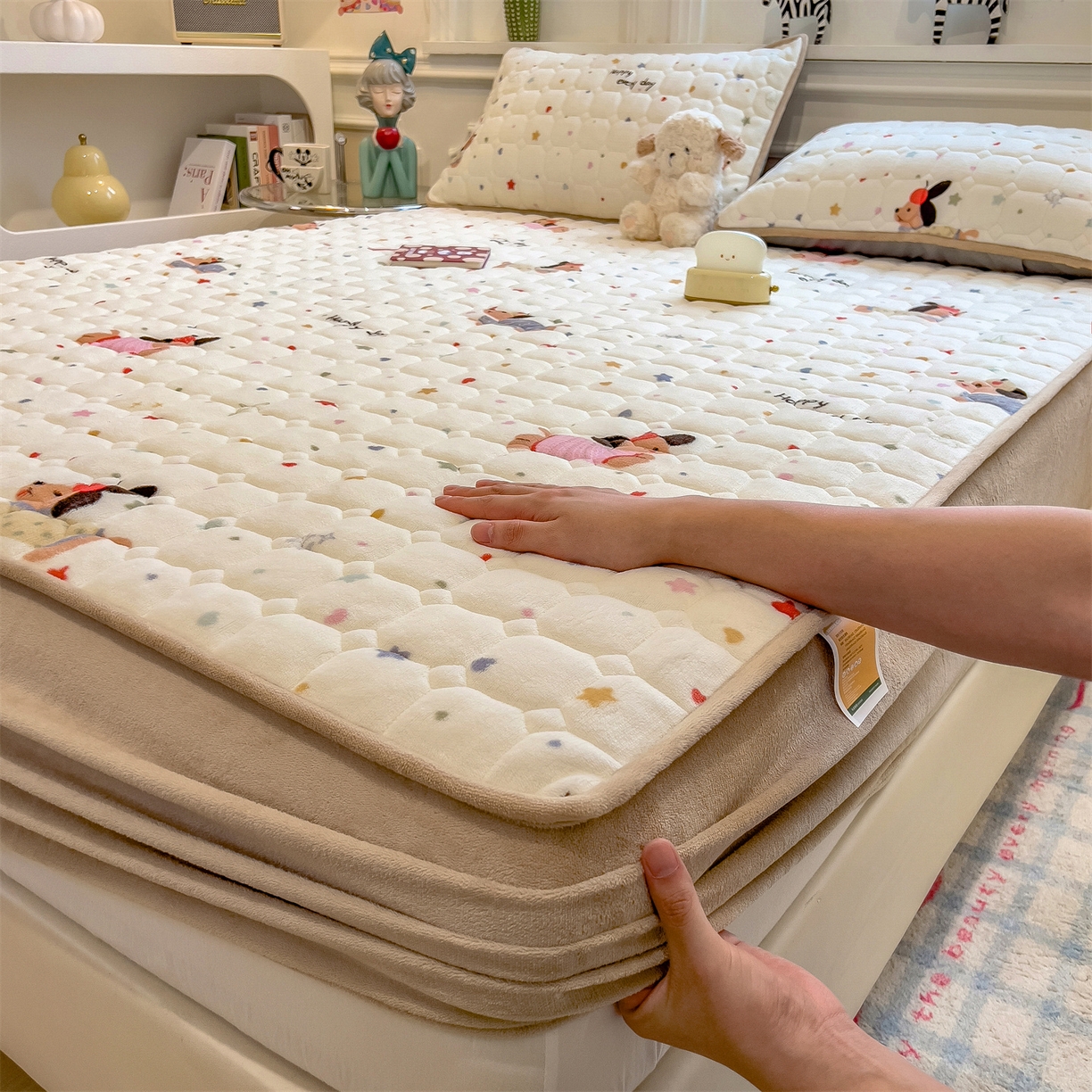 91家纺网 家纺一手货源 找家纺 布卢姆床垫 2025新款A类抗菌印花牛奶绒夹棉床笠 童趣星海