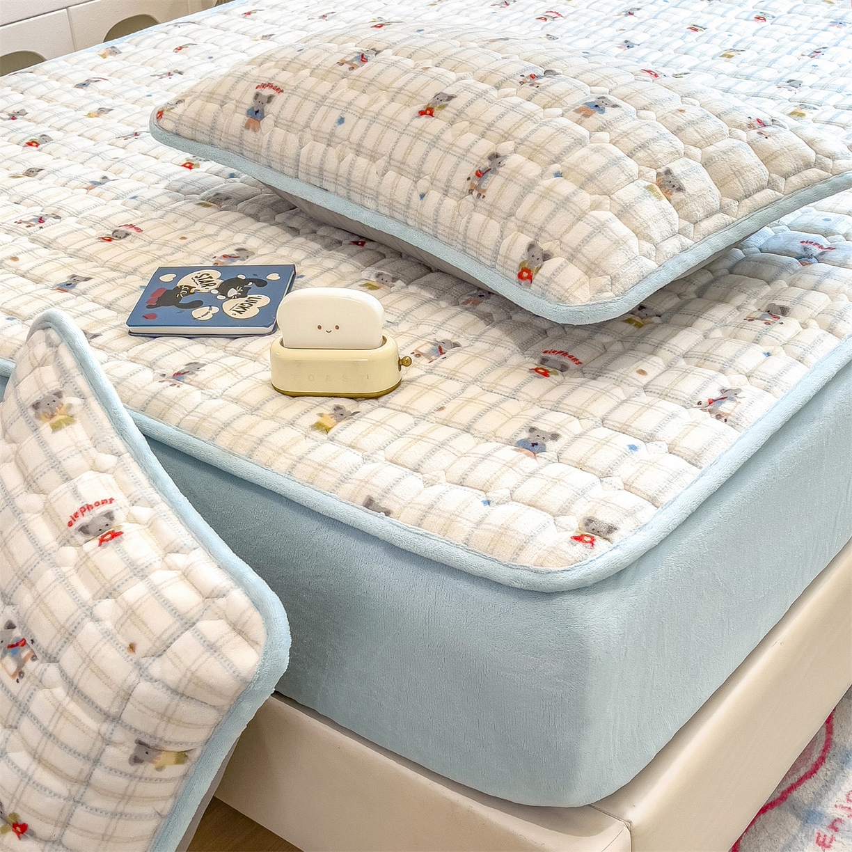 91家纺网 家纺一手货源 找家纺 布卢姆床垫 2025新款A类抗菌印花牛奶绒夹棉床笠 飞天小象