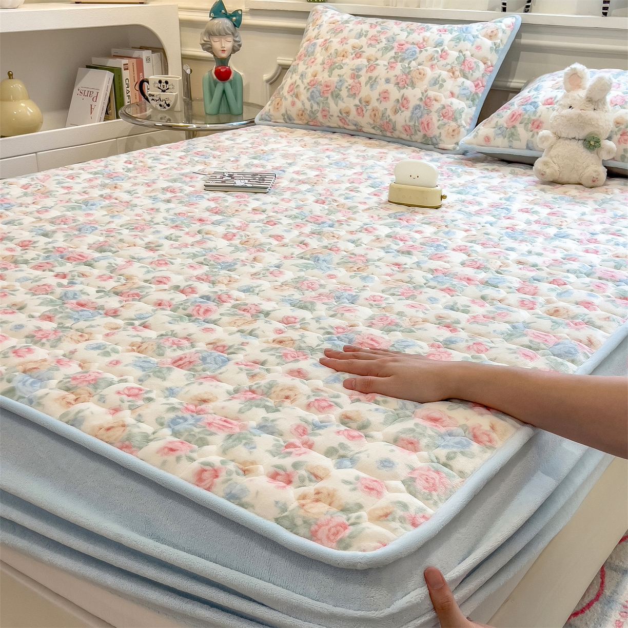 91家纺网 家纺一手货源 找家纺 布卢姆床垫 2025新款A类抗菌印花牛奶绒夹棉床笠 花在云端
