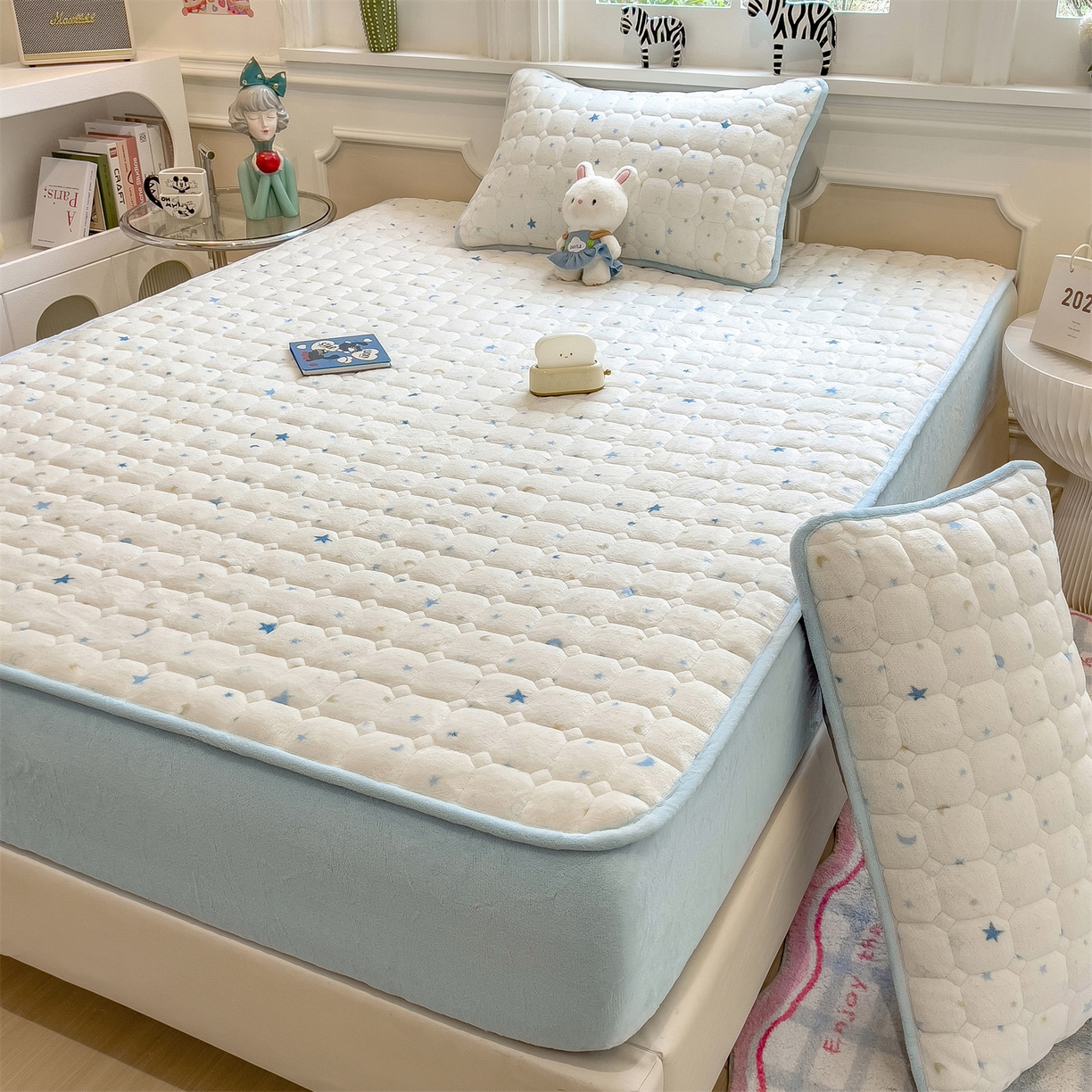 91家纺网 家纺一手货源 找家纺 布卢姆床垫 2025新款A类抗菌印花牛奶绒夹棉床笠 蓝色星光