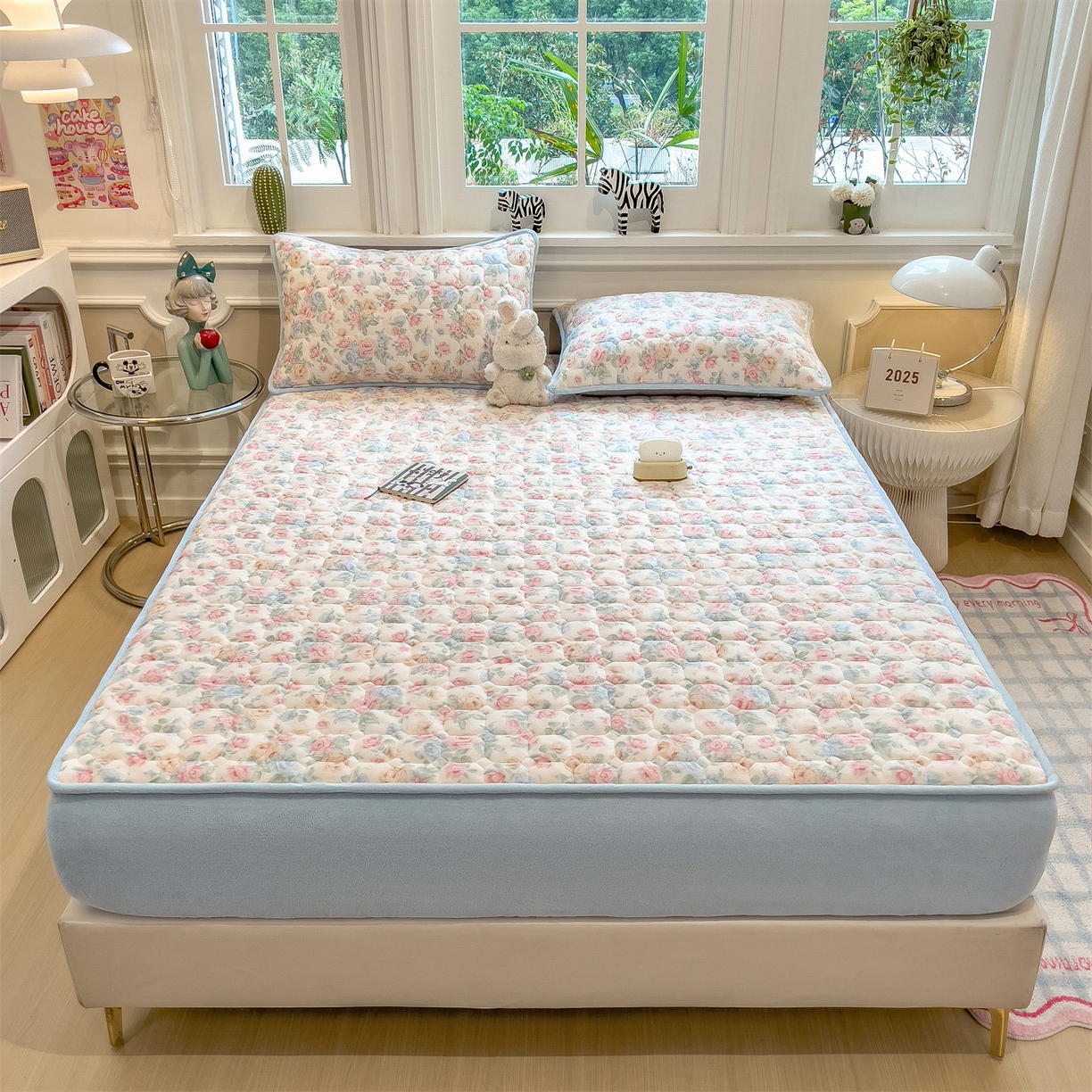 91家纺网 家纺一手货源 找家纺 布卢姆床垫 2025新款A类抗菌印花牛奶绒夹棉床笠 花在云端