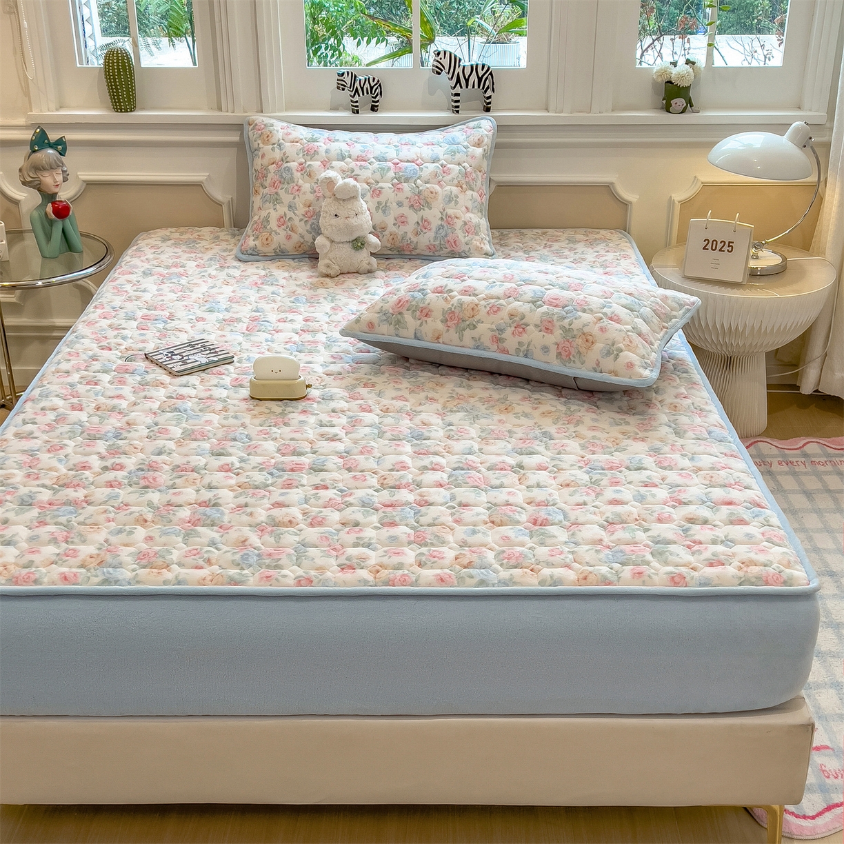 91家纺网 家纺一手货源 找家纺 布卢姆床垫 2025新款A类抗菌印花牛奶绒夹棉床笠 花在云端