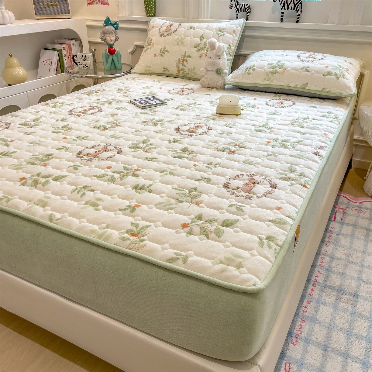 91家纺网 家纺一手货源 找家纺 布卢姆床垫 2025新款A类抗菌印花牛奶绒夹棉床笠 叶畔兔语